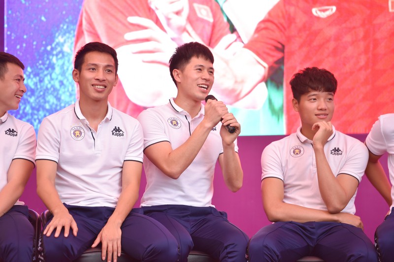 Đình Trọng ngượng ngùng trước câu hỏi khó của fan nữ