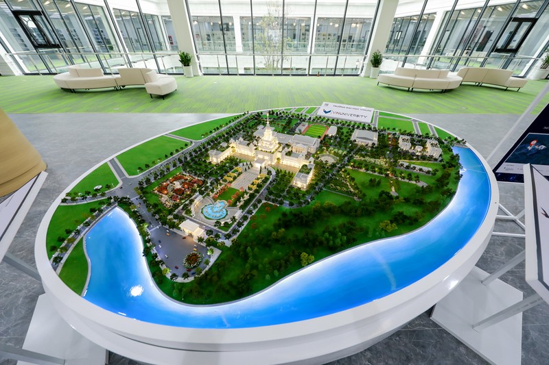 Kiến trúc trường, cảnh quan và nội thất đều do các công ty thiết kế danh tiếng hàng đầu thế giới đảm nhiệm là Aecom (Mỹ); Westgreen (Canada) và Công ty HBA (Mỹ), nhằm mang đến môi trường học tập khơi gợi sáng tạo, truyền cảm hứng “dám nghĩ lớn” cho sinh viên và giảng viên, nghiên cứu viên