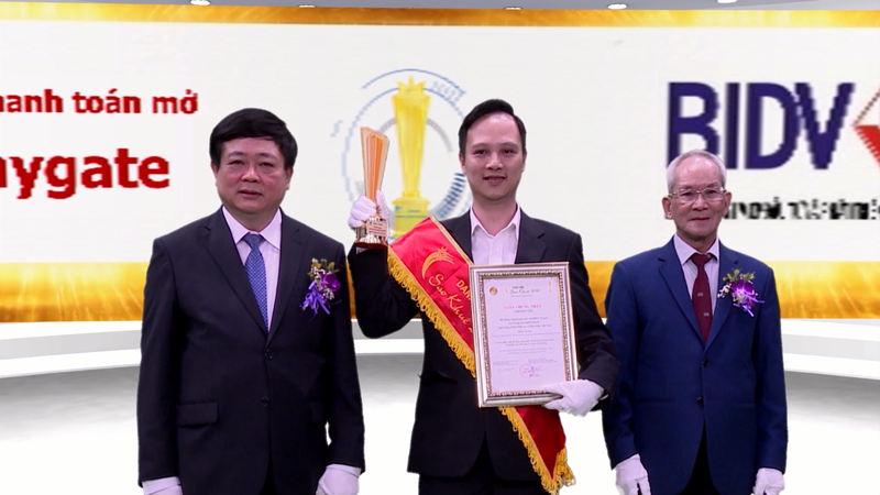 Ông Nguyễn Trọng Kiên – Phó Giám Đốc TTNHS nhận giải Hệ thống cổng thanh toán mở – BIDV Paygate