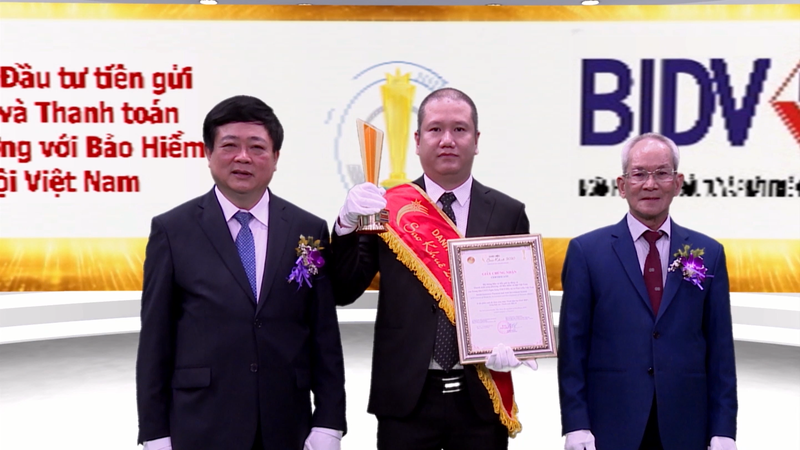 Ông Nguyễn Tường Linh – Phó GĐ TT CNTT nhận giải Hệ thống đầu tư tiền gửi tự động và Thanh toán song phương với Bảo hiểm xã hội Việt Nam