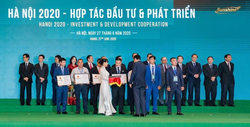 Ông Lê Nhỏ - đại diện Tập đoàn Sunshine Group nhận quyết định chủ trương đầu tư dự án Sunshine Empire tại Hội nghị “Hà Nội 2020 - Hợp tác đầu tư và phát triển”. Ông Lê Nhỏ - đại diện Tập đoàn Sunshine Group nhận quyết định chủ trương đầu tư dự án Sunshine Empire tại Hội nghị “Hà Nội 2020 - Hợp tác đầu tư và phát triển”.