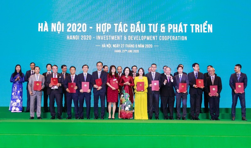 Ông Đỗ Tuấn Anh – Tổng giám đốc Tập đoàn KDI Holdings ( hàng phía trước, thứ sáu từ phải   sang) thay mặt KDI Holdings nhận Biên bản ghi nhớ hợp tác đầu tư dự án tại Bắc Từ Liêm. (Nguồn: KDI Holdings)