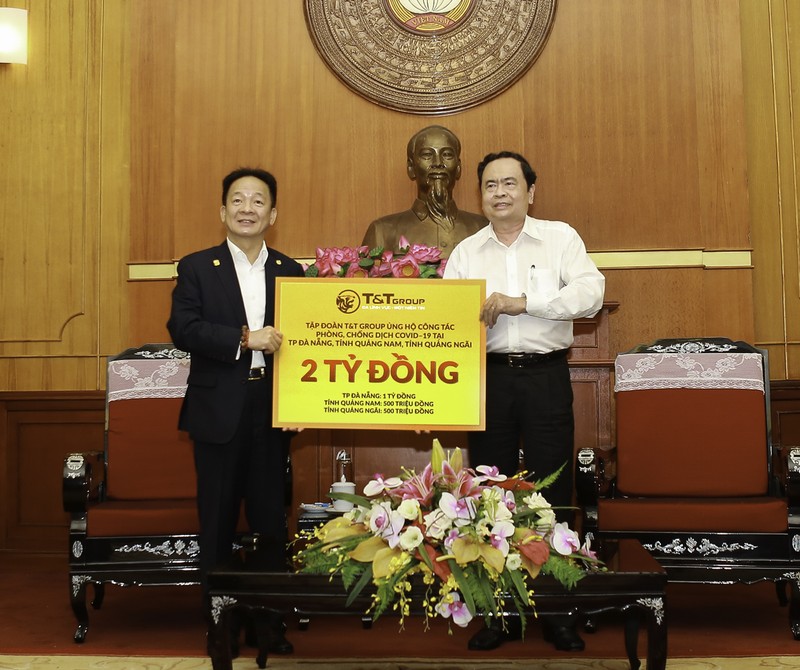 Ông Đỗ Quang Hiển, Chủ tịch HĐQT kiêm Tổng Giám đốc Tập đoàn T&T Group trao ủng hộ công tác phòng chống dịch Covid-19 tại miền Trung cho ông Trần Thanh Mẫn – Bí Thư Trung ương Đảng, Chủ tịch Ủy Ban Trung ương Mặt trận Tổ quốc Việt Nam