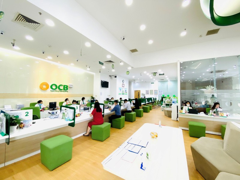 Khách hàng giao dịch tại ngân hàng OCB. Ảnh: OCB.