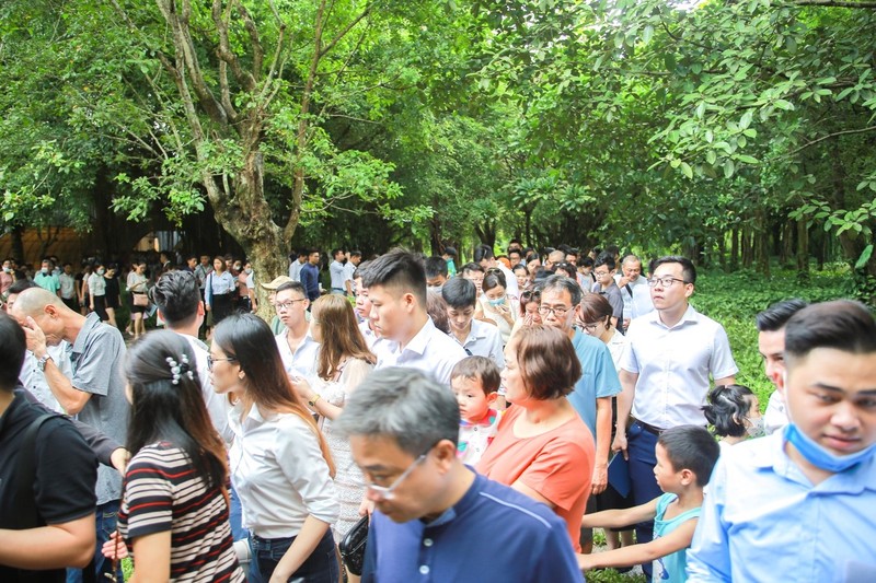 Chị Linh, một cư dân tại Ecopark xếp hàng 4 tiếng mới được vào xemnhà mẫu cho biết “Chị mua thêm một căn hộ Sky Oasis để đón ba mẹ  đang ở Phố Cổ về đây sống cùng. Từ ngày về Ecopark, nhịp sống của gia đình chị thay đổi hẳn, chồng chị bất ngờ vì chị không còn ngủ nướng, sáng nào cũng dậy sớm cùng chồng con chạy bồ ven hồ.
