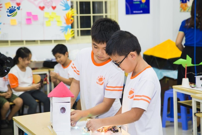 Các em học sinh KDI Education trong tiết thực hành tại phòng học STEM. Các em học sinh KDI Education trong tiết thực hành tại phòng học STEM.