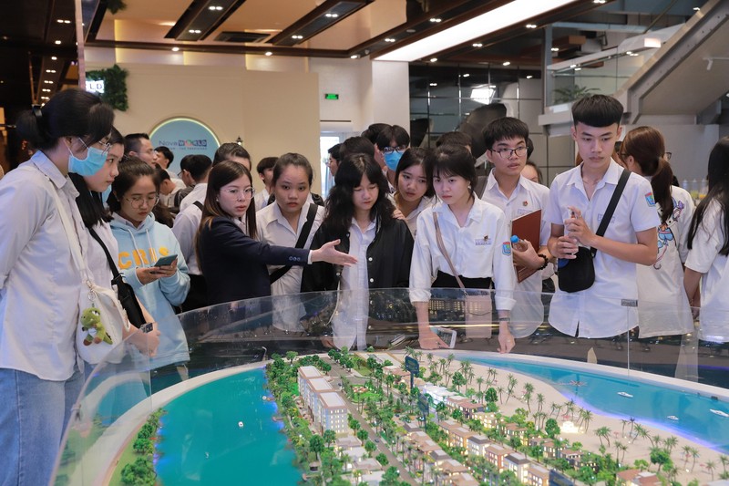 Các em học sinh được trực tiếp trải nghiệm môi trường làm việc thực tế tại Novaland Gallery. Các em học sinh được trực tiếp trải nghiệm môi trường làm việc thực tế tại Novaland Gallery.