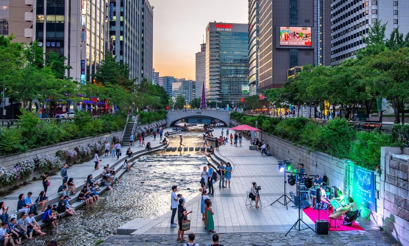 Dòng suối Cheonggyecheon được cải tạo, trở thành địa điểm dạo bộ, thư giãn, vui chơi lý tưởng của người dân Seoul và du khách.
