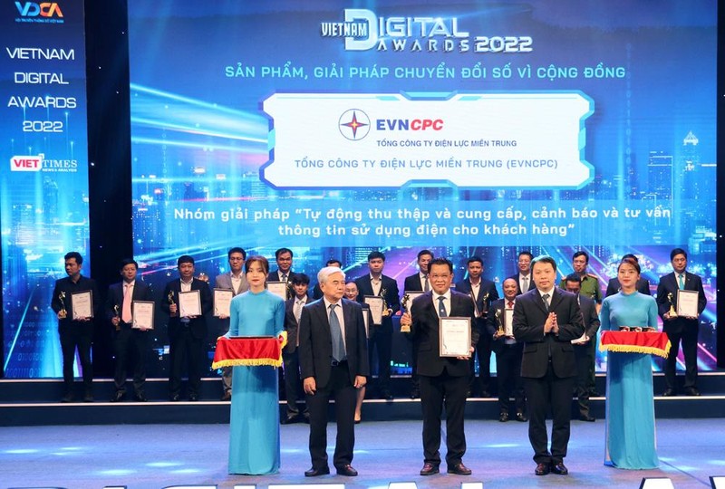 Tổng công ty Điện lực miền Trung (EVNCPC) được vinh danh ở hạng mục "Sản phẩm, giải pháp chuyển đổi số vì cộng đồng" Tổng công ty Điện lực miền Trung (EVNCPC) được vinh danh ở hạng mục "Sản phẩm, giải pháp chuyển đổi số vì cộng đồng"