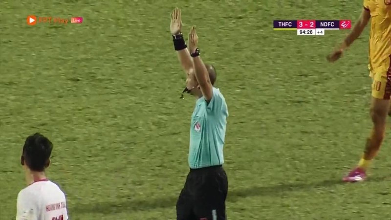 Khán giả chủ nhà Thanh Hóa cũng không thể hài lòng cách cầm còi của TT Quốc Hưng (ảnh chụp màn hình)