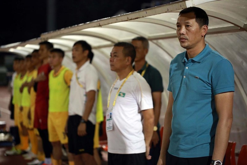 Thanh Hóa vươn lên mạnh mẽ, Nam Định kiên cường ảnh 3 Trợ lý Phạm Anh Tuấn (đứng cạnh HLV Đức Thắng) đột ngột rời đội SLNA sau 10 năm gắn bó (ảnh VPF)