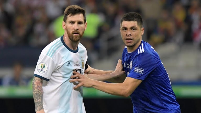 ĐT Argentina = Messi + 10 robot (Ảnh AP)