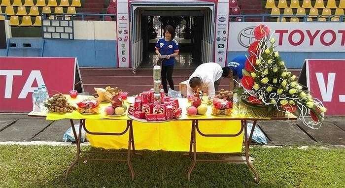 Lễ cúng sân trước trận Quảng Ninh gặp S.Khánh Hòa trên sân Cẩm Phả (ảnh VTC News)