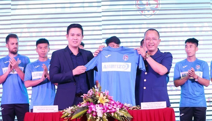 Tập đoàn điện tử Asanzo đã ký kết hợp đồng tài trợ trị giá 20 tỷ đồng cho CLB bóng đá Quảng Ninh. (ảnh Báo QN)