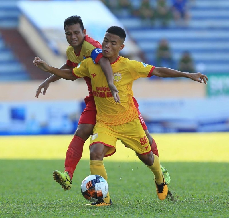 Không dùng ngoại binh, để cầu thủ nhập tịch Lê Văn Phú ngồi dự bị nhưng Nam Định vẫn quá mạnh (ảnh VPF) Không dùng ngoại binh, để cầu thủ nhập tịch Lê Văn Phú ngồi dự bị nhưng Nam Định vẫn quá mạnh (ảnh VPF)