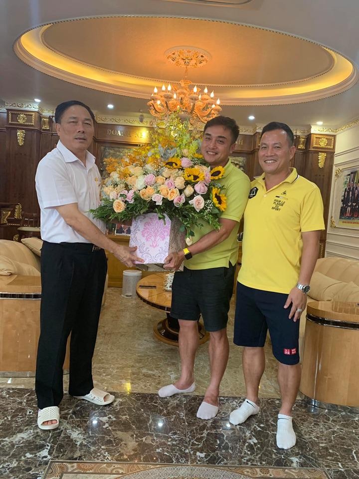 Nhìn nụ cười và khung cảnh chia tay là CĐV xứ Thanh hiểu ra nhiều điều trắc ẩn (ảnh VĐV TH) Nhìn nụ cười và khung cảnh chia tay là CĐV xứ Thanh hiểu ra nhiều điều trắc ẩn (ảnh VĐV TH)