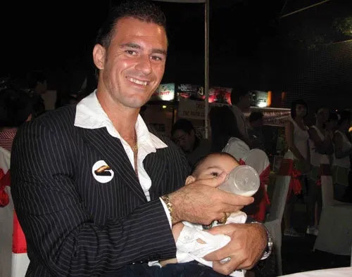 Ông bố “bỉm sữa” này được phía bà con bên ngoại rất quý bởi tính tình khiêm nhường và hài ước, vui vẻ. (ảnh NV cung cấp(