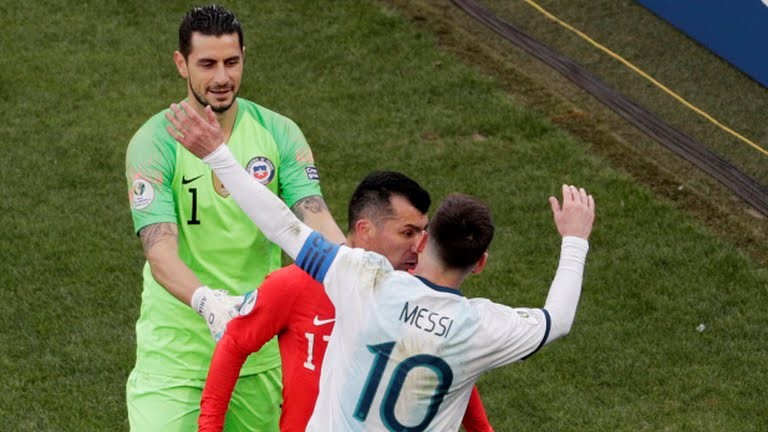 2 ông đội trưởng biểu diễn màn "đấu ngực" (ảnh màn hình) 2 ông đội trưởng biểu diễn màn