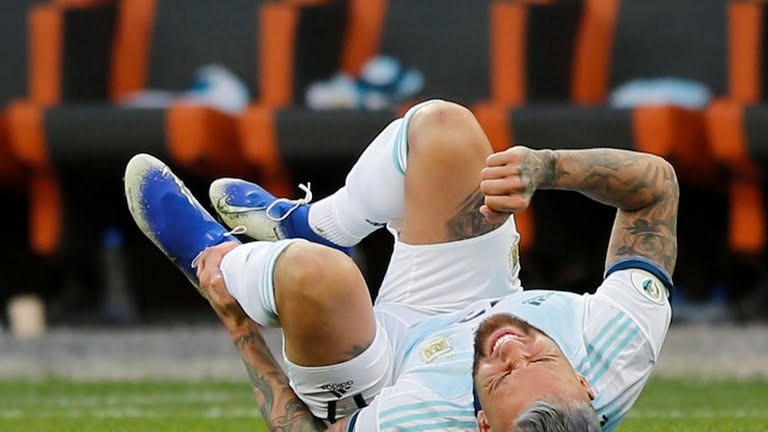 Rất nhiều pha nằm sân khiến hiệp 2 kéo dài 6 phút (ảnh AP) Rất nhiều pha nằm sân khiến hiệp 2 kéo dài 6 phút (ảnh AP)