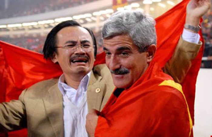 V.League, khi “từng người tình bỏ ta đi” ảnh 2 Người từng có thể khóc vì bóng đá, giờ cũng đã nguội lòng (ảnh Tuổi trẻ)