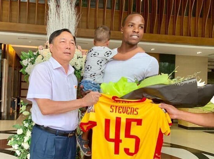 Chuyện 3 ông bầu: Mua, bán và đền bù hợp đồng ảnh 3 FIFA đã thông báo quyết định Stevens thắng kiện, được tự do chuyển nhượng và buộc CLB Hải Phòng phải trả số tiền đền bù cầu thủ người Jamaica này 200.000 USD (ảnh Hội CĐV Thanh Hóa)
