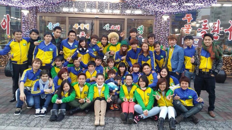 Áo ấm SLNA- Món quà Giáng sinh của "bà đại sứ" đem từ Việt Nam sang dành cho 60 người con xứ Nghệ làm việc tại Hàn Quốc (ảnh NV cung cấp)