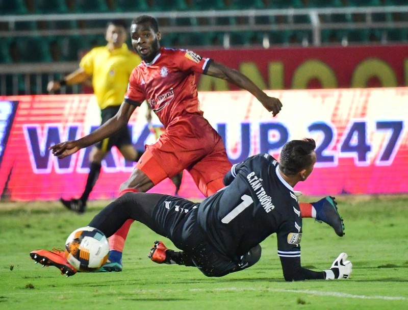 Bàn thua quá sớm đã khiến B.Bình Dương khó đá. Ảnh VPF