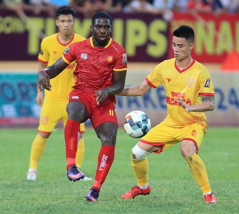  Bộ ba Gramoz – Stevens – Rimario im hơi lặng tiếng trên sân Thiên Trường không có nghĩa là họ để cho hàng phòng thủ TP.HCM kê cao gối ngủ ở sân Thiên Trường. Ảnh VPF.