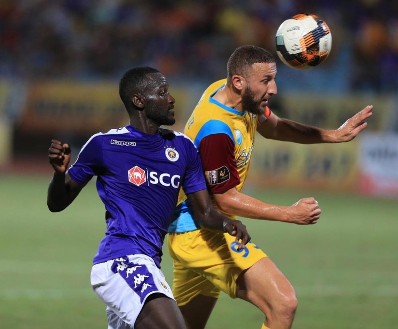 Hà Nội "vào cua" trên sân Thống Nhất. Ảnh VPF. Hà Nội