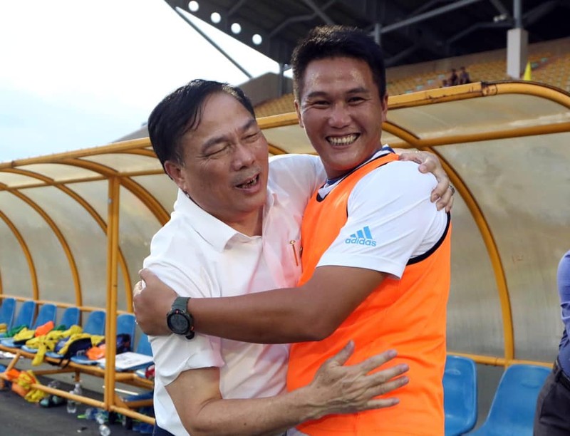 CLB Thanh Hóa đã bổ sung Mai Xuân Hợp từ HLV U17 Thanh Hóa ngồi kè kè sẵn trong khu vực kỹ thuật sẵn sàng chờ lệnh. Ảnh CĐV Thanh Hóa