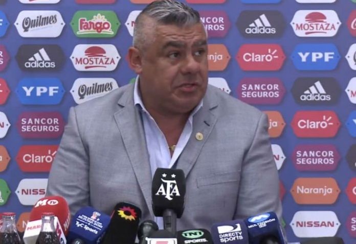 CONMEBOL thông báo "ngay lập tức truất tư cách" của Chủ tịch Liên đoàn bóng đá Argentina - ông Claudio Tapia trong vai trò đại diện của cơ quan này tại Hội đồng FIFA. Ảnh AP. CONMEBOL thông báo