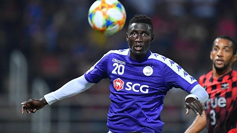 Đại chiến trên sân Thống Nhất ảnh 4 Pape Oma của Hà Nội là tiền đạo đang đạt phong độ ghi bàn tốt nhất V-League với 5 bàn thắng sau 4 trận lượt về. Ảnh VPF.