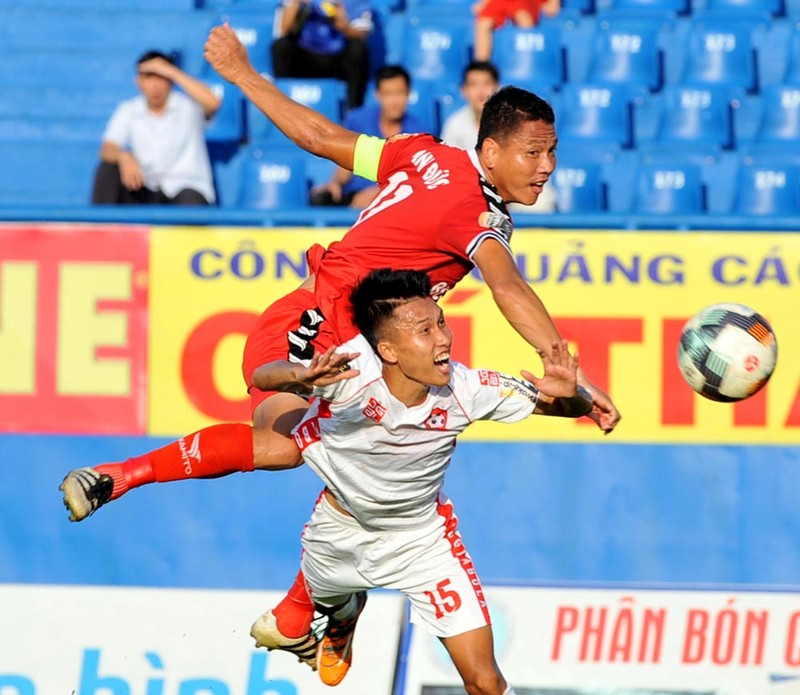 Đội trưởng Anh Đức đang dìu dắt đàn em Tiến Linh rất tốt. Ảnh VPF.