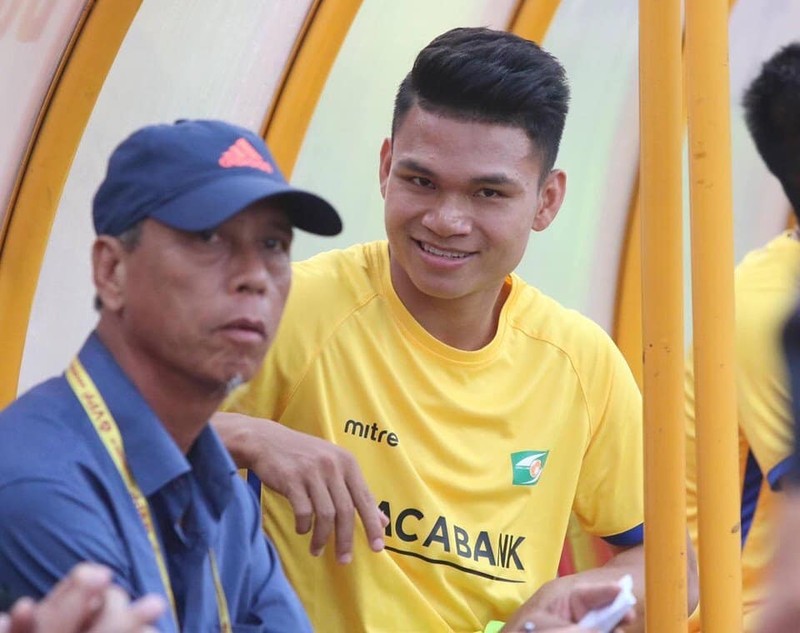 SLNA và con số 13 định mệnh ảnh 1 Xuân Mạnh tái phát chấn thương khiến cho HLV Đức Thắng gặp khó khăn khi chọn nhân sự. Ảnh CĐV