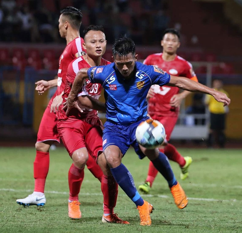 Chỉ ghi được 16 và 17 bàn thắng thì Viettel và SLNA đang là những đội bóng có hàng công tồi nhất V.League 2019. Ảnh VPF.