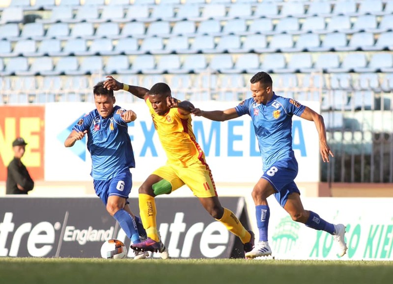 Còn Stevens và cả Rimario, những chân sút chủ lực thì ngồi ngoài do chấn thương và thẻ phạt. Ảnh VPF.