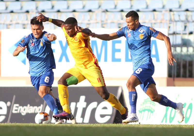 Mới đến vòng 19 thì Rimario đã bị treo giò tổng cộng 5 trận ở V.League. Ảnh VPF.