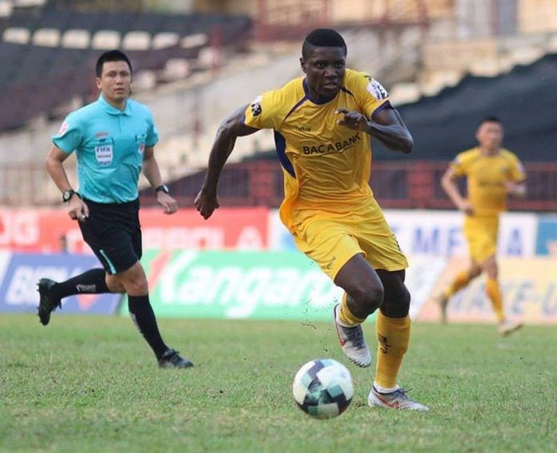 Olaha là tiền đạo hỗ trợ phòng ngự tốt nhất V.League 2019. Ảnh VPF.