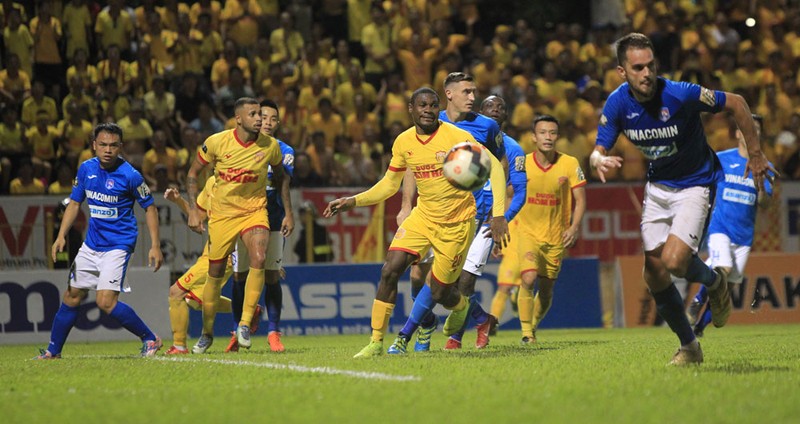 TP.HCM tung “cờ trắng”, S.Khánh Hòa thắp “hy vọng” ảnh 3