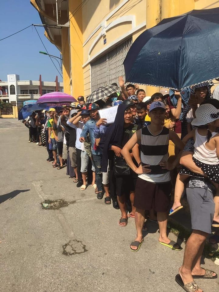 Có một hội cổ động viên như thế! ảnh 3 Mùa này kiếm được tấm vé vào sân Thiên Trường không phải là chuyện dễ dàng. Ảnh NĐFC.