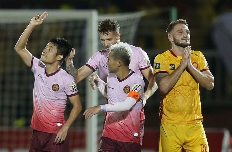 Gramoz chỉ còn biết cầu Chúa cho đội nhà đừng thua nữa. Ảnh VPF.