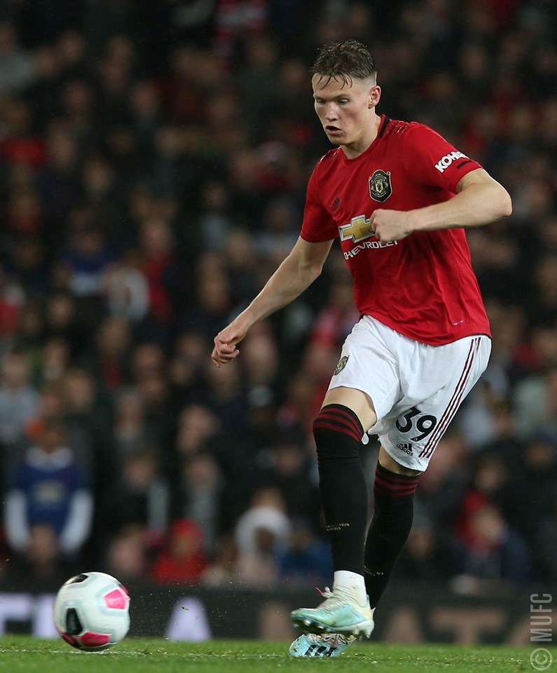 Sân Old Trafford: “Ole đi đi”! ảnh 2 Tiền vệ trẻ McTominay chiếm được suất đá chính của đàn anh Matic và vừa có bàn thắng đầu tiên trên sân nhà Old Trafford mùa này.