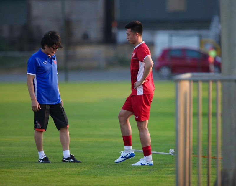 Đến nay, bác sĩ Choi đã trực tiếp điều trị chấn thương cho khá nhiều cầu thủ Việt Nam như Văn Toàn, Quế Ngọc Hải , mới đây ông cũng từng trực tiếp mổ cho tiền vệ Nguyễn Tuấn Anh của HAGL. Ảnh VPF.