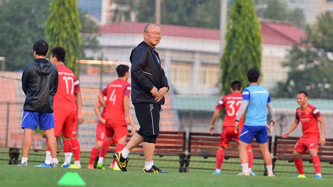 “Ván cờ” lần thứ 4 giữa 2 ông thầy trở nên hay hơn, bởi cả 2 đều làm mới lối chơi lẫn nhân sự. Ảnh TN