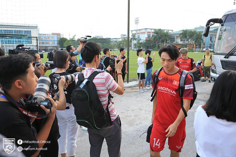 Thường xuyên có khoảng gần 100 phóng viên theo dõi 2 ĐT tập luyện. Ảnh VF.
