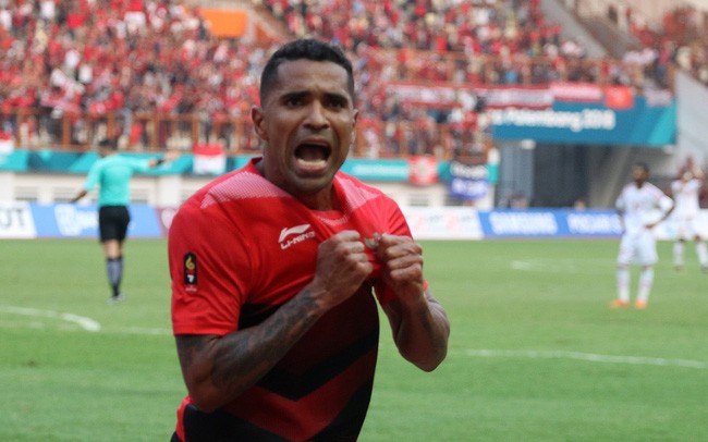 Cầu thủ gốc Brazil Goncalves da Costa đã 38 tuổi vẫn phải gánh vác nhiệm vụ ghi bàn cho ĐT Indonesia. Ảnh CNN