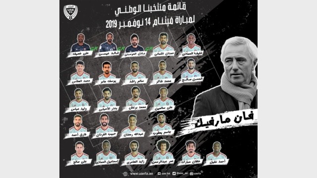 Chỉ có 24 cầu thủ nhưng BHL và đội ngũ trợ lý UAE có tới 2 người. Ảnh UAE