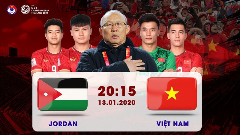 Người hâm mộ Việt Nam sát cát cùng BHL, cầu thủ. Ảnh VFF