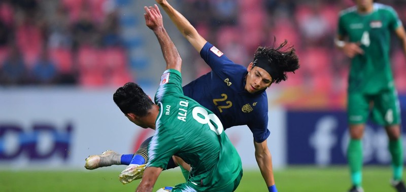 Cầu thủ Benjamin Davis sinh năm 2000 khi được tung vào sân đã thi đấu cực kỳ xông xáo, lùi sân về nhà hỗ trợ phòng ngự. Ảnh AFC