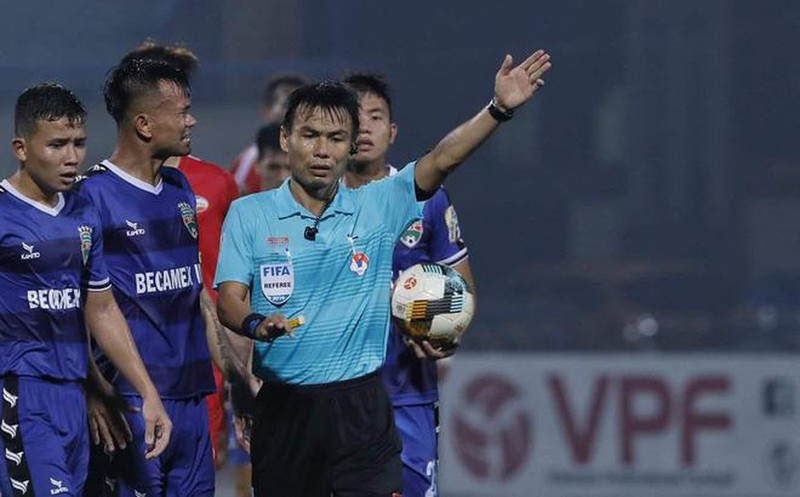 Trọng tài  FIFA Trương Hồng Vũ còn bị “treo còi vĩnh viễn” sau pha bẻ còi hy hữu. Ảnh B.BD.